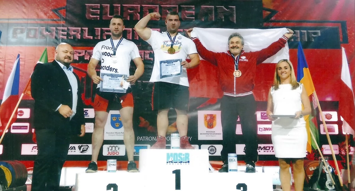 Zdjęcie Edwarda Herkulesa Rożnowskiego z brązowym medalem ME i nieodłączną flagą narodową