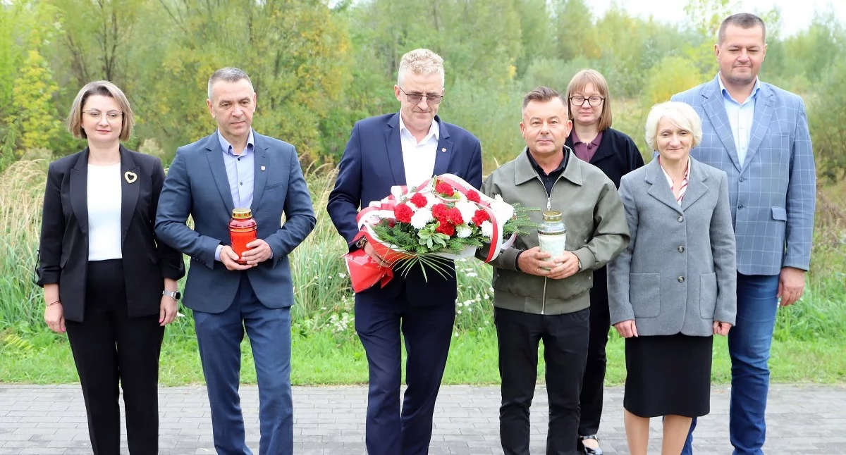 Zdjęcie delegatów powiatu koneckiego składających wiązanki w Alei Katyńskiej