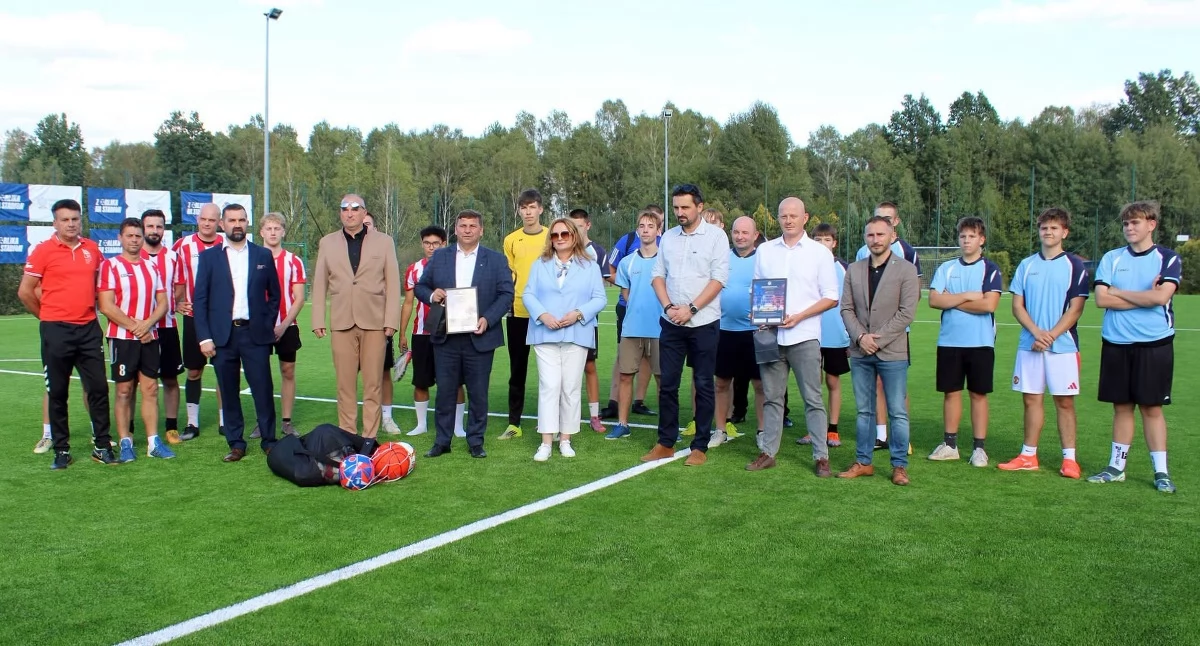 Pamiątkowe zdjecie z ortwarcia Orlika w Smykowie. Fot. Gmina Smyków
