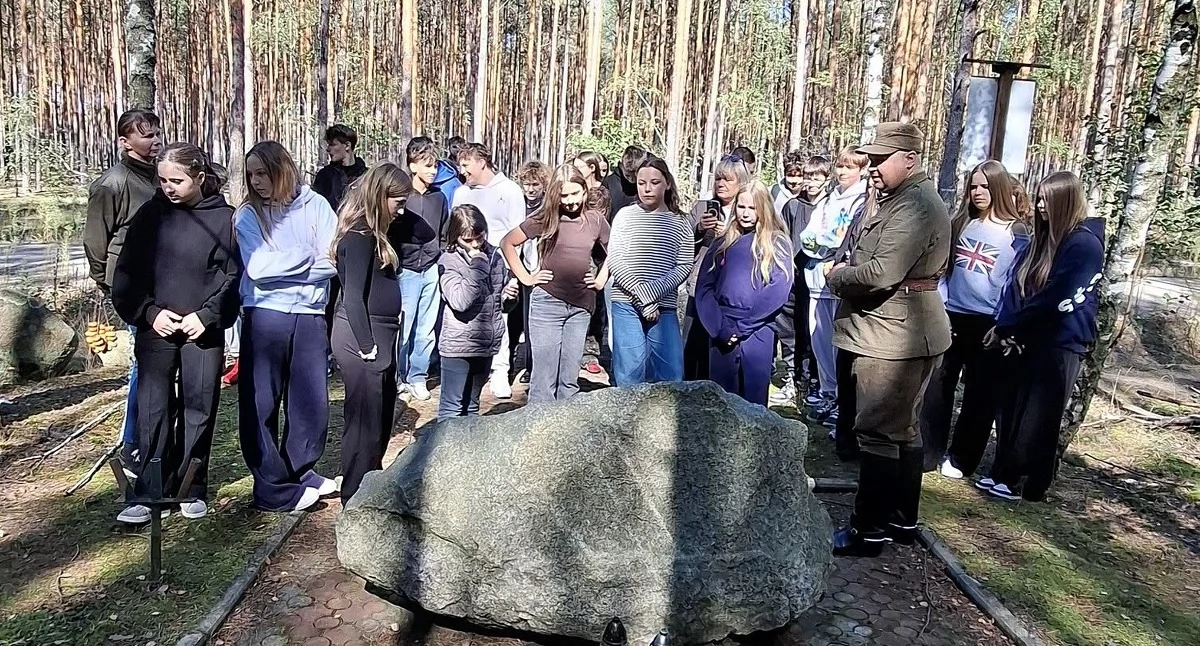 Zdjęcie uczestników żywej lekcji historii. Fot. Gmina Smyków