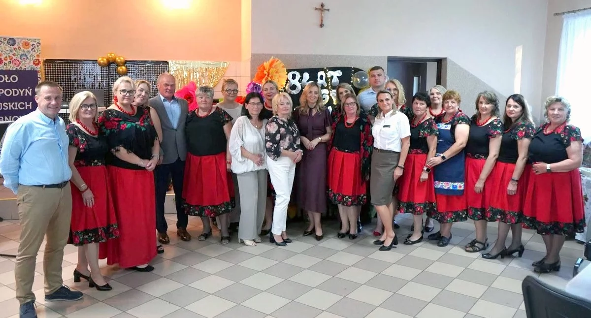 Pamiątkowe zdjęcie z uroczystości. Fot. GCKiB Gowarczów