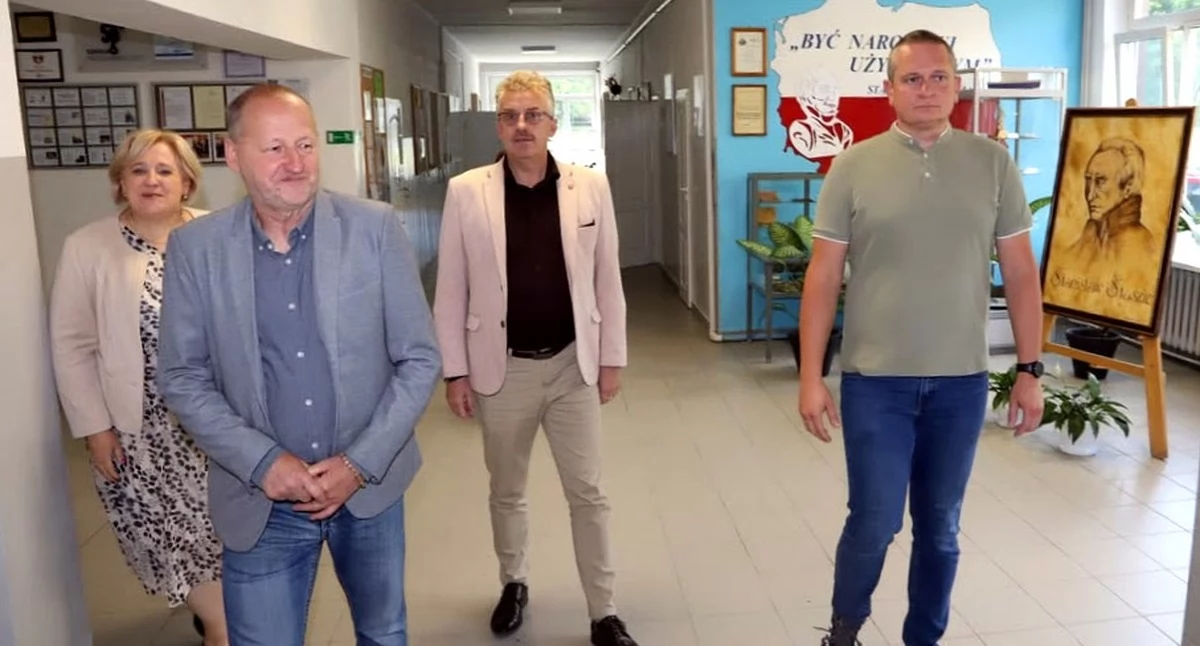 Zdjęcie z wizyty samorządowców w ZSP w Stąporkowie