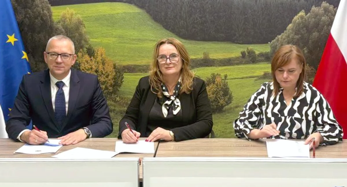 Zdjęcie z podpisania umowy. Fot. Gmina Smyków
