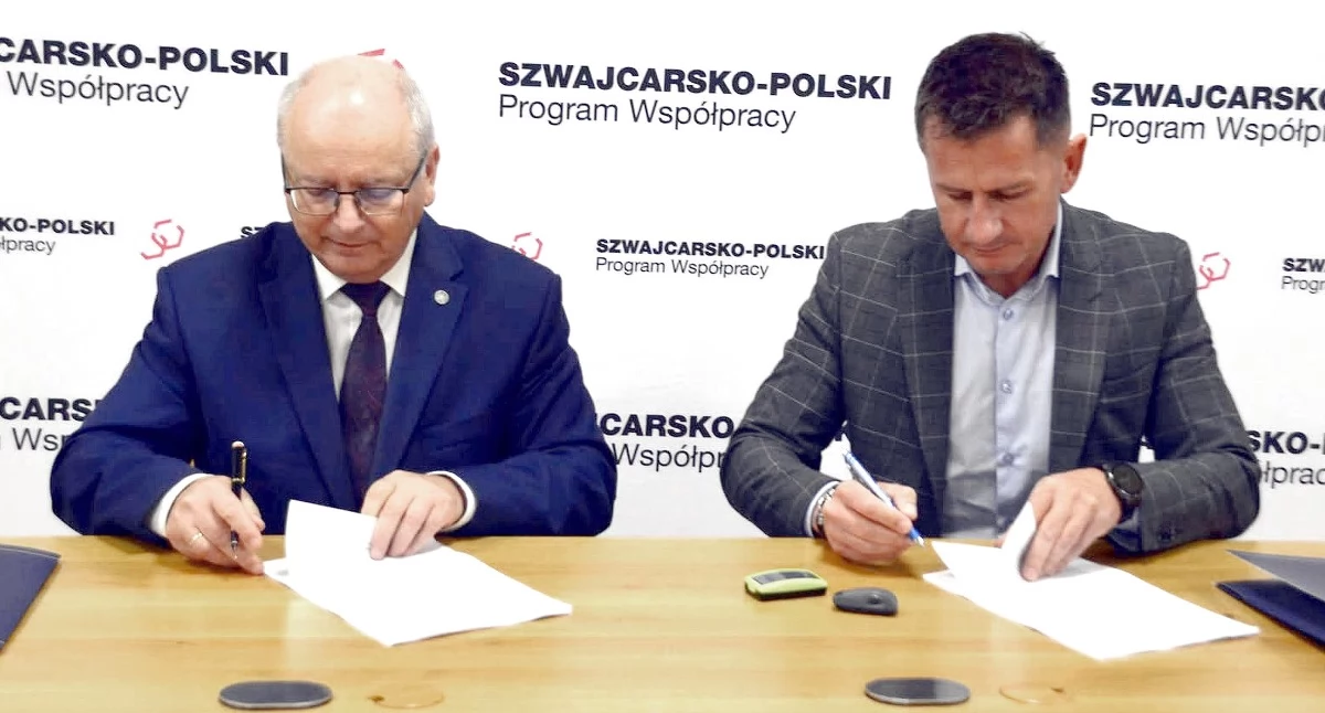 Zdjęcie z podpisania umowy. Fot. Gmina Końskie
