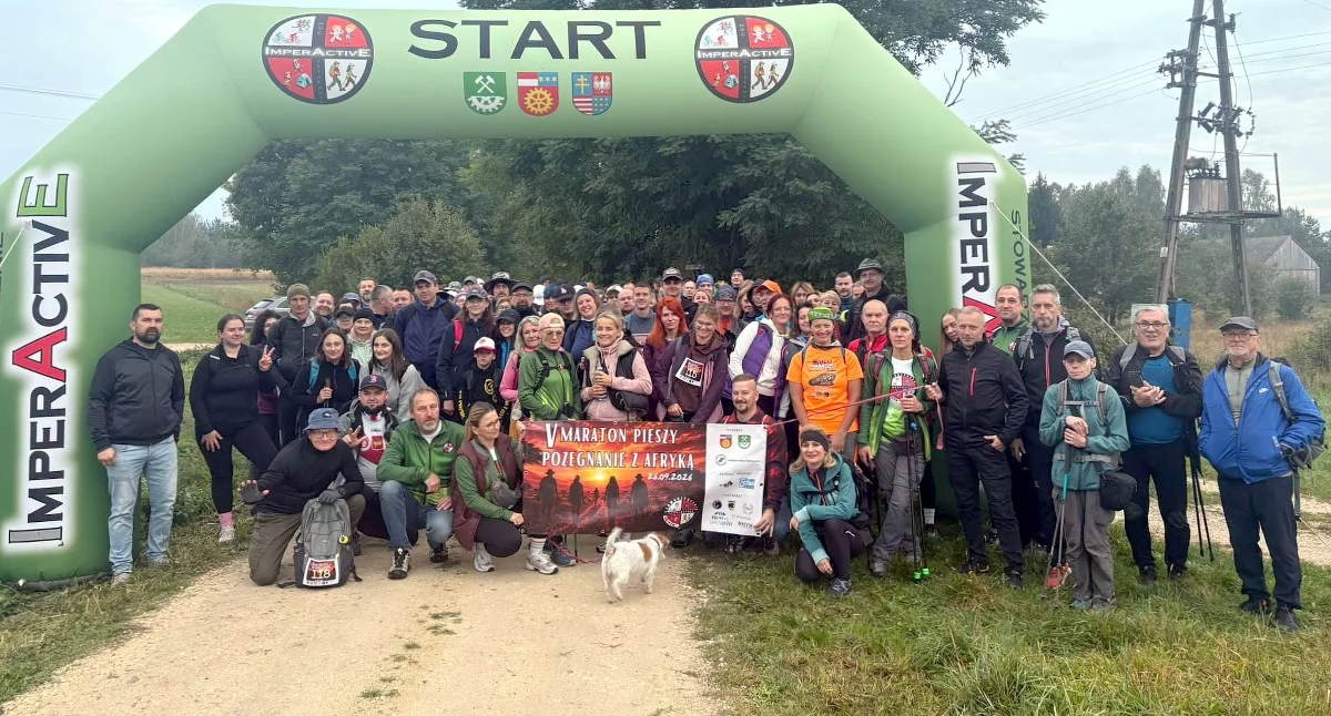 Zdjęcie ze startu V Maratonu Pieszego Pożegnanie z Afryką. Fot. Gmina Smyków
