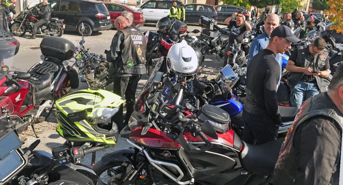 Zdjęcie motocyklistów i ich maszyn