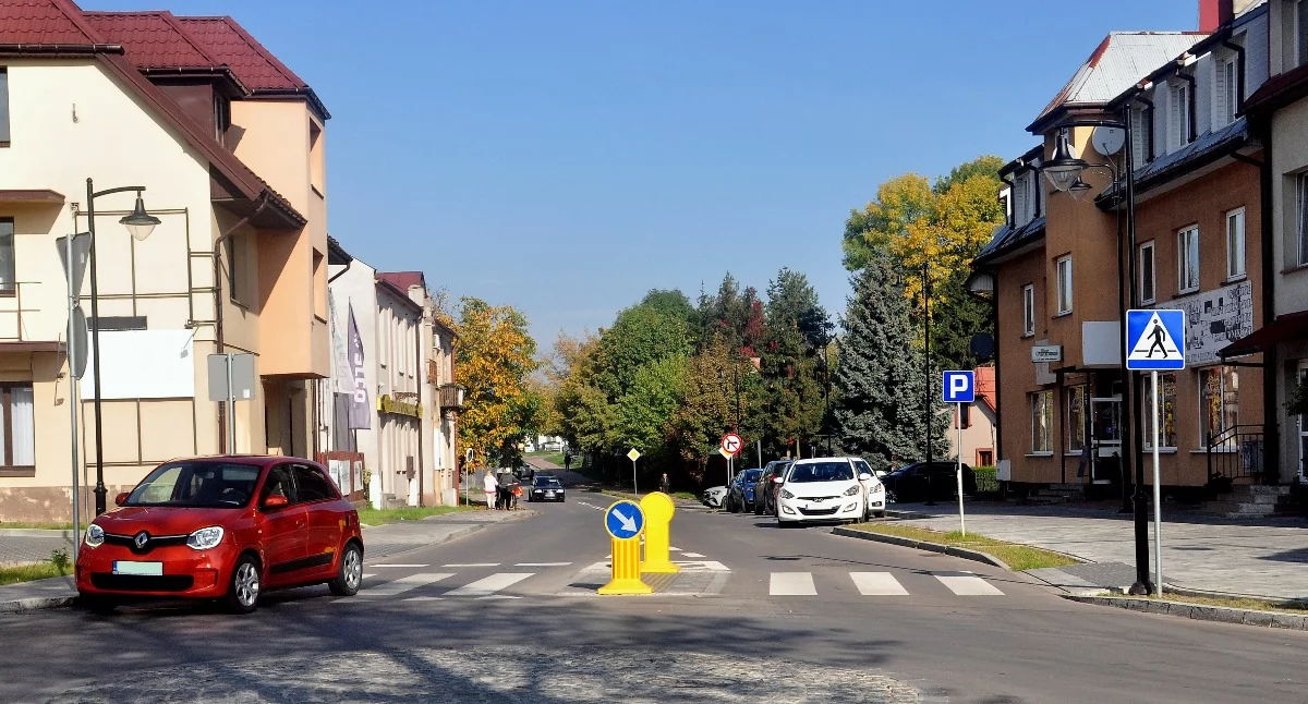 Zdjęcie początku ul. Wjazdowej. W latach powojennych była tu targowica rolna, a niedaleko dworzec PKS