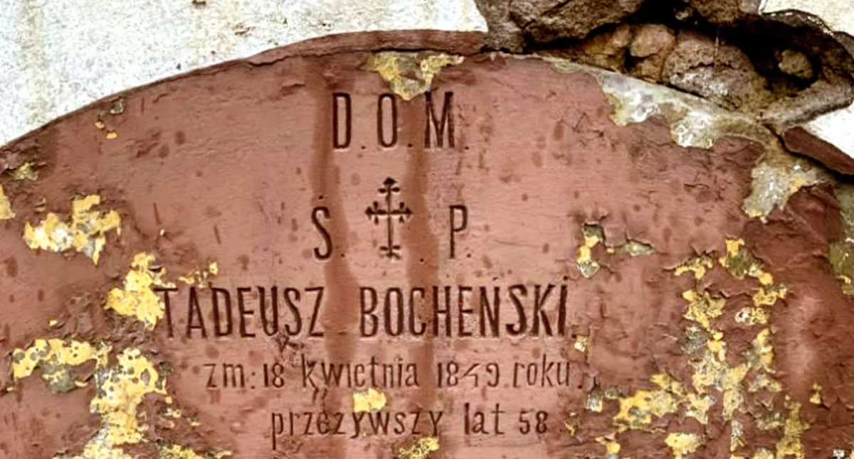 Zdjęcie niszczejącego epitafium Tadeusza Bocheńskiego