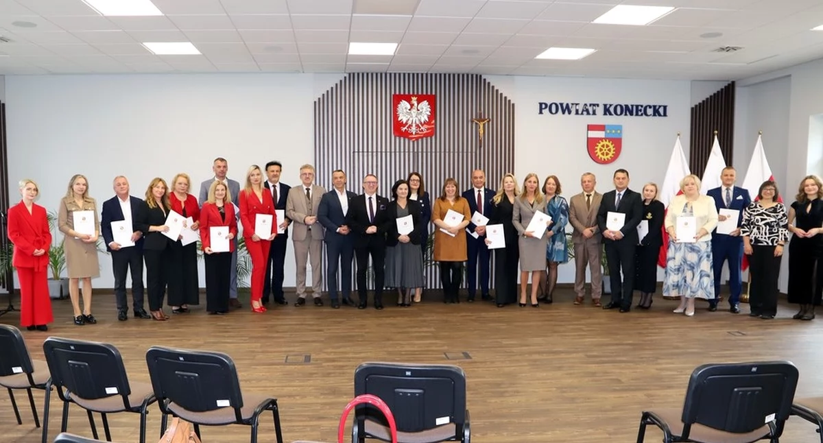 Zdjęcie nauczycieli i dyrektorów nagrodzonych przez Starostwo Powiatowe w Końskich. Fot. Starostwo Powiatowe w Końskich