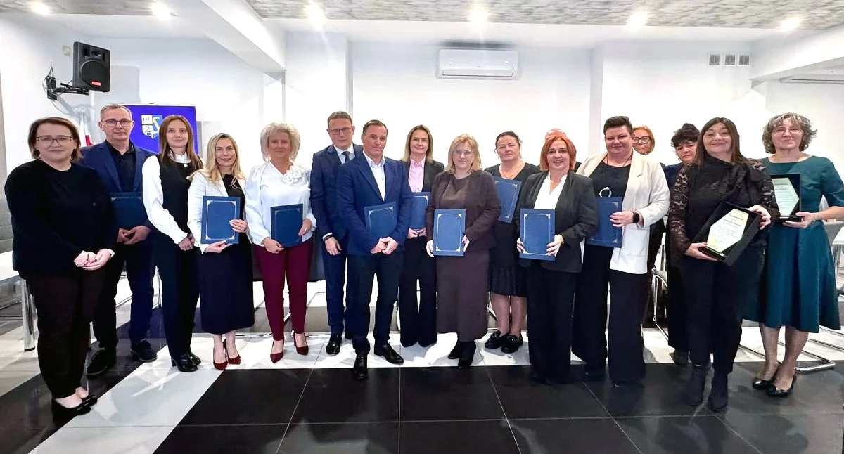 Zdjęcie nagrodzonych nauczycieli z burmistrzem Jarosławem Młodawskim. Fot. Gmina Stąporków