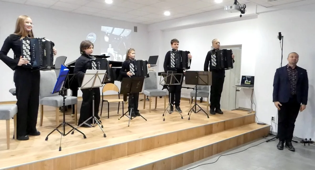 Zdjęcie kwintetu akordeonowego: Natalia Stachera, Iga Bobińska, Wiktoria Kamoda, Wojciech Kacperski, Bartosz Opala z nauczycielem Grzegorzem Michtą. Fot. PSM Końskie