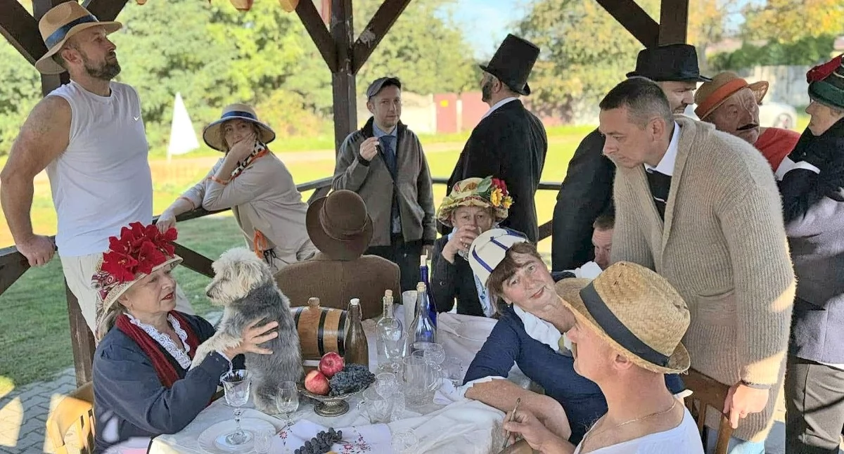 Zdjęcie żywej kopii obrazu Renoira Śniadanie wioślarzy według ludzi z Sierosławic. Fot. KGiGW Sierosłowianie