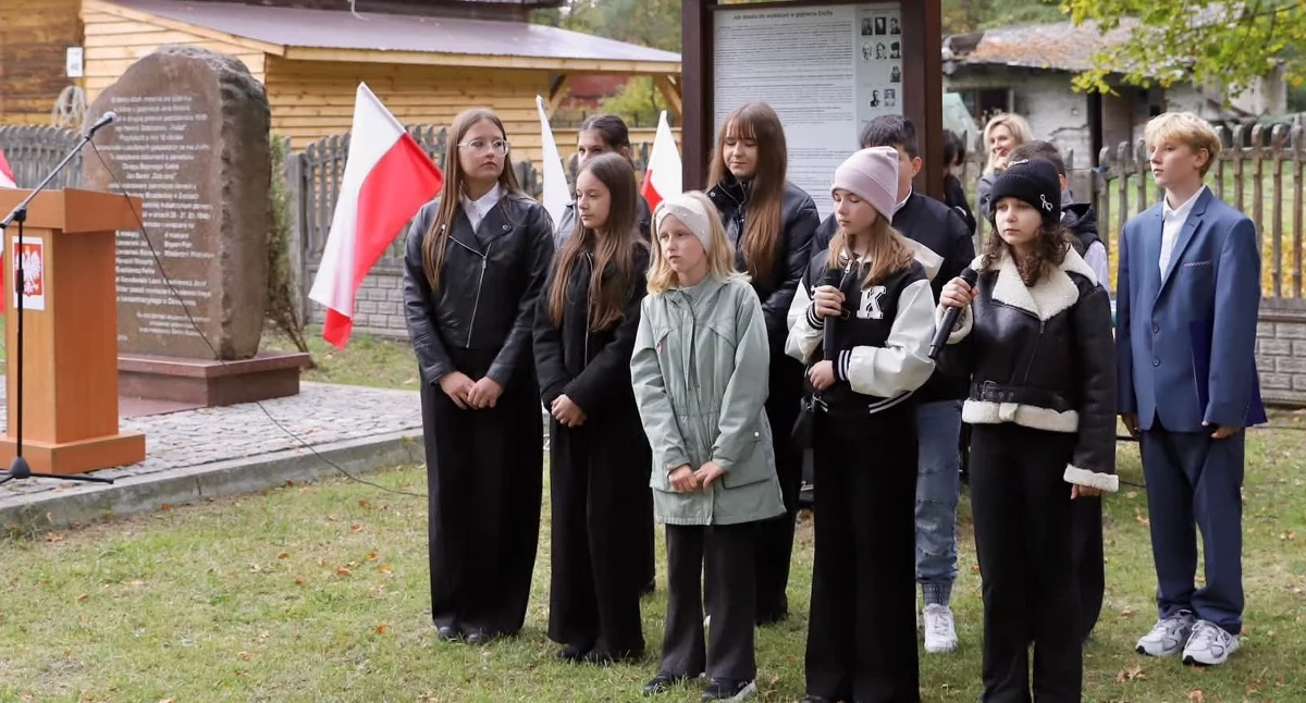 Zdjęcie uczniów ze szkoły w Kłucku, kórzy prezentowali program artystyczny. Fot. Gmina Radoszyce