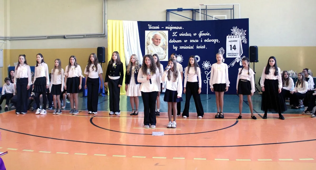 Zdjęcie młodzieży z SP w Królewcu podczas akademii. Fot. Gmina Smyków