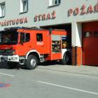 Wyjeżdża do akcji samochód bojowy na wąską ul. Strażacką
