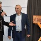 Piotr Salata przedstawia widzom artystę rzeźbiarza Dariusza Skrzyneckiego 