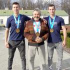 Tomasz Janas, Edward „Herkules” Rożnowski i Dawid Stachurski z mistrzowskimi medalami.