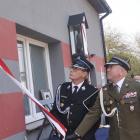Tablicę odsłaniają dh Jarosław Młodawski, ppłk Grzegorz Polak, dh Kamil Lisowski