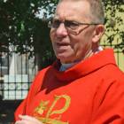 Ks.dr Andrzej Zapart zaprosił sztandary i wiernych do kolegiaty, gdzie sprawował Mszę...