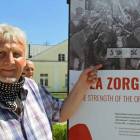 Pan Tadeusz Brzeziński pokazuje siebie na zdjęciu sprzed 40 lat 