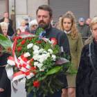 Kwiaty składa delegacja konecki szkół i przedszkoli 