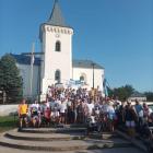 Na schodach parafialnego kościoła