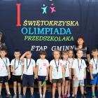 Uczestnicy wraz z dyrektor Teresą Pokusą i opiekunami olimpiady