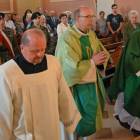 Księża celebransi wprowadzają poczty sztandarowe 