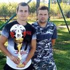 Kapitan TKN Bands Adam Bednarz (z lewej), z pucharem za zajęcie 2 miejsca. Obok...