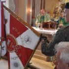 Trwa msza święta. Sztandary salutują