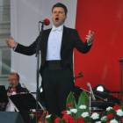 Łukasz Gaj a za nim zespół muzyków 