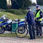 Sam naczelnik wydziału ruchu drogowego KPP w Końskich, wręczał prezent rowerzyście