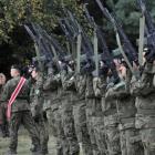 Salwę honorową ku czci poległych