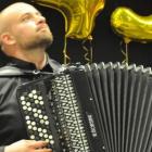 Mistrzowską grę na akordeonie demonstrował nauczyciel Grzegorz Michta 