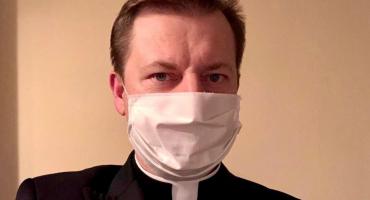 Czy podczas Mszy św. ksiądz musi nosić maskę?