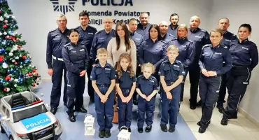 KOŃSKIE. Wyjątkowy prezent na Święta Bożego Narodzenia. Bożemu dzieciątku śpiewają policjanci