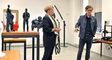 KOŃSKIE. Świat z drukarki 3D. Bartek Bocheński prezentuje trójwymiarowe dzieła w koneckim domu kultury [ZDJĘCIA]