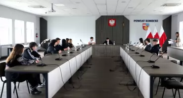 Obradowała Młodzieżowa Rada Powiatu w Końskich. Rezygnacja radnej. Propozycja na Dzień Wagarowicza