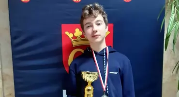 Piotr Kowalczyk ze Stąporkowa wicemistrzem Kielc w kategorii juniorów w szachach klasycznych! [ZDJĘCIA]