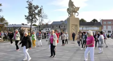 KOŃSKIE. Uniwersytet Trzeciego Wieku​​​​​​​ zaprasza na taniec liniowy. Grek Zorba na Placu Kościuszki