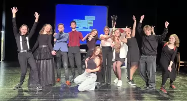 Teatr Lustro z II LO w Końskich zwycięski! Sukces spektaklu Rodzina - to od niej wszystko się zaczyna! [ZDJĘCIA]