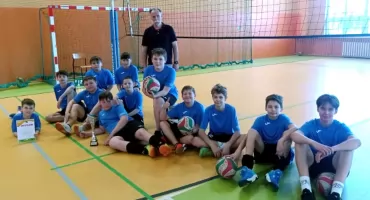 Finał Powiatowy. Igrzyska Dzieci w piłce siatkowej chłopców. Szkoła z Niekłania najlepsza