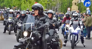 KOŃSKIE. Czarna Flota i 250 motocykli na Placu Kościuszki. Ryknęły silniki - sezon motocyklowy otwarty [ZDJĘCIA]