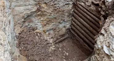 GMINA SMYKÓW. Podczas robót drogowych​​​​​​​ odkryto dziurę w ziemi. To pozostałości kopalni rudy żelaza