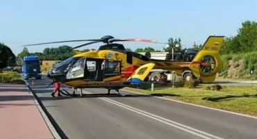Po zderzeniu trzech pojazdów w Gowarczowie, motocyklista w stanie krytycznym zabrany do szpitala