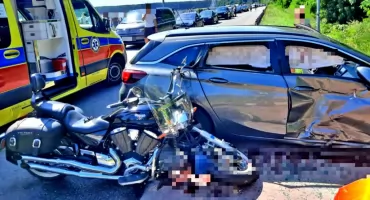 Motocyklem najechał na skręcającego opla
