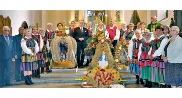 KOŃSKIE. Zapachniało świeżym chlebem. Orszak z wieńcami dożynkowymi w kolegiacie
