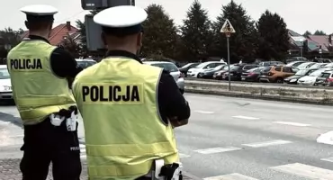 Wypadek w Końskich. Motocyklem uderzyła w audi. Została zabrana do szpitala w Końskich