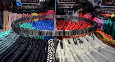 RADOSZYCE. Ciuchy na bazarowym straganie udawały markowe. Sprzedawca zatrzymany. Podróbki też
