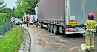 Wypadek w Skrzyszowie. Podczas wyprzedzania zderzyły się mercedesy [ZDJĘCIA]